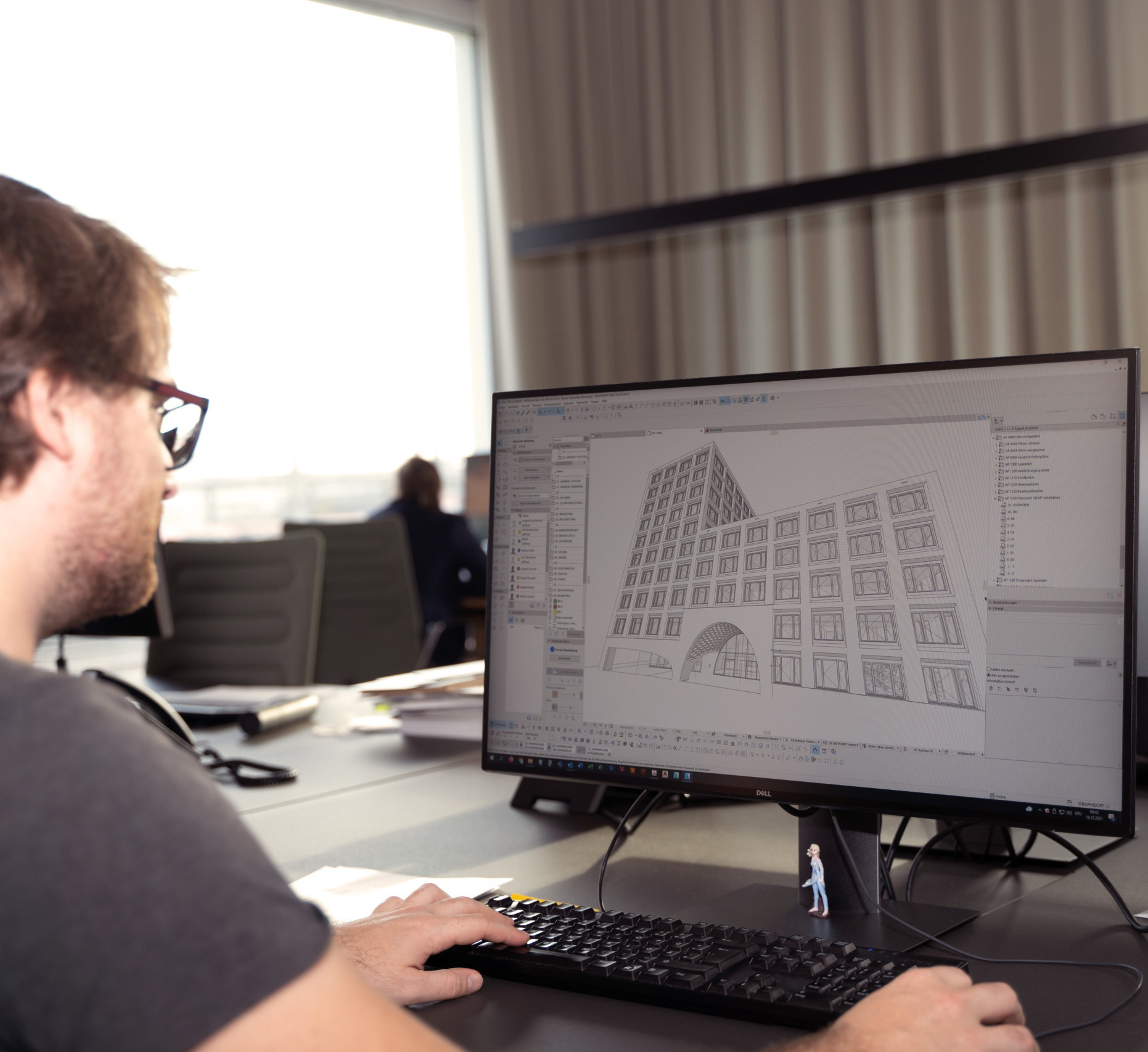 Architekt vor Archicad-Monitor